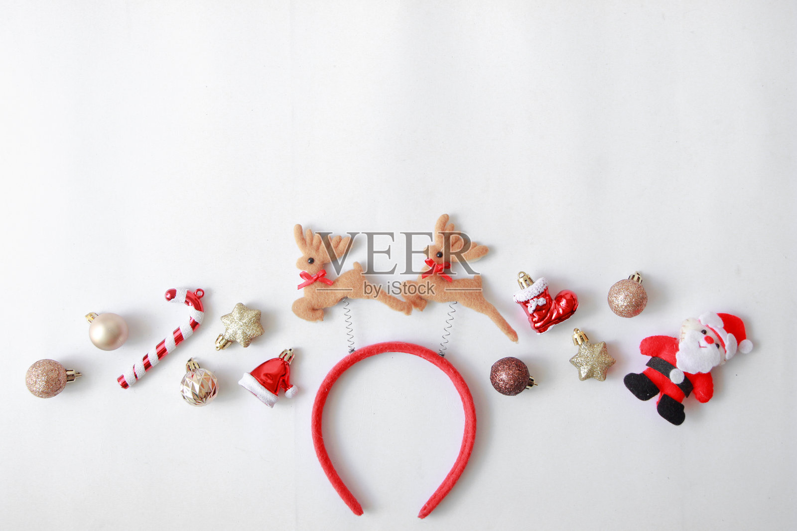 高角度视图的圣诞装饰在白色背景上照片摄影图片