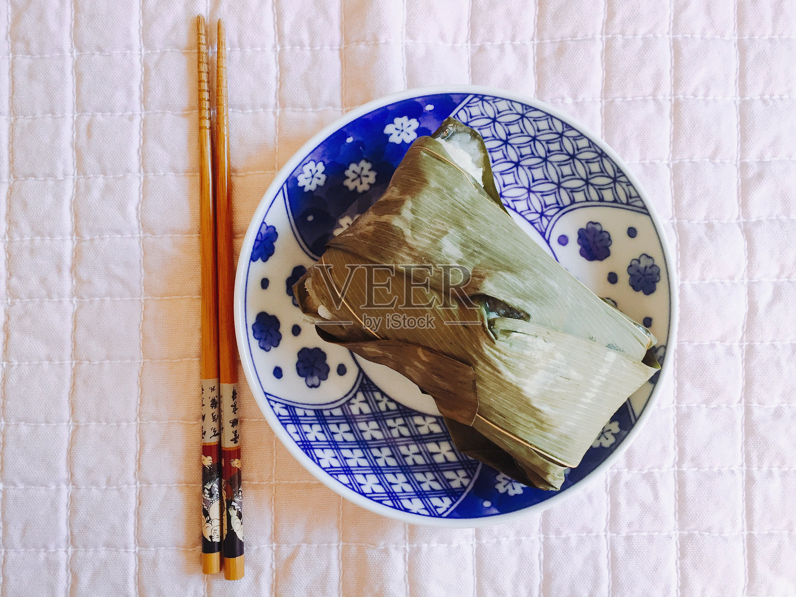 高角度视图的香蕉叶包裹的糯米放在盘子上照片摄影图片