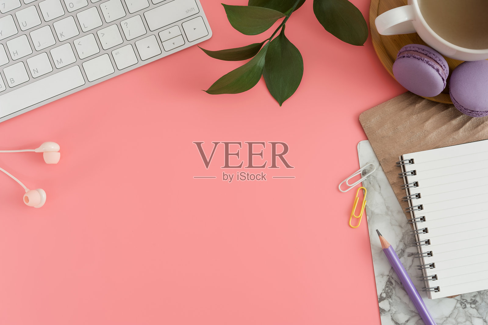 高角度视图的桌面各种物品照片摄影图片