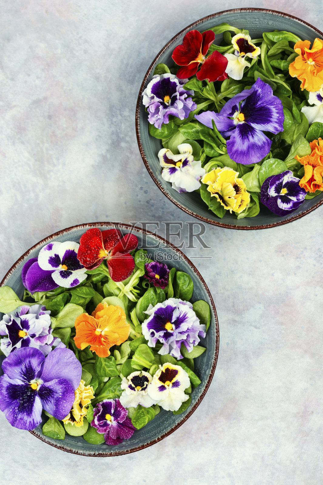 混合沙拉碗配可食用花卉。照片摄影图片