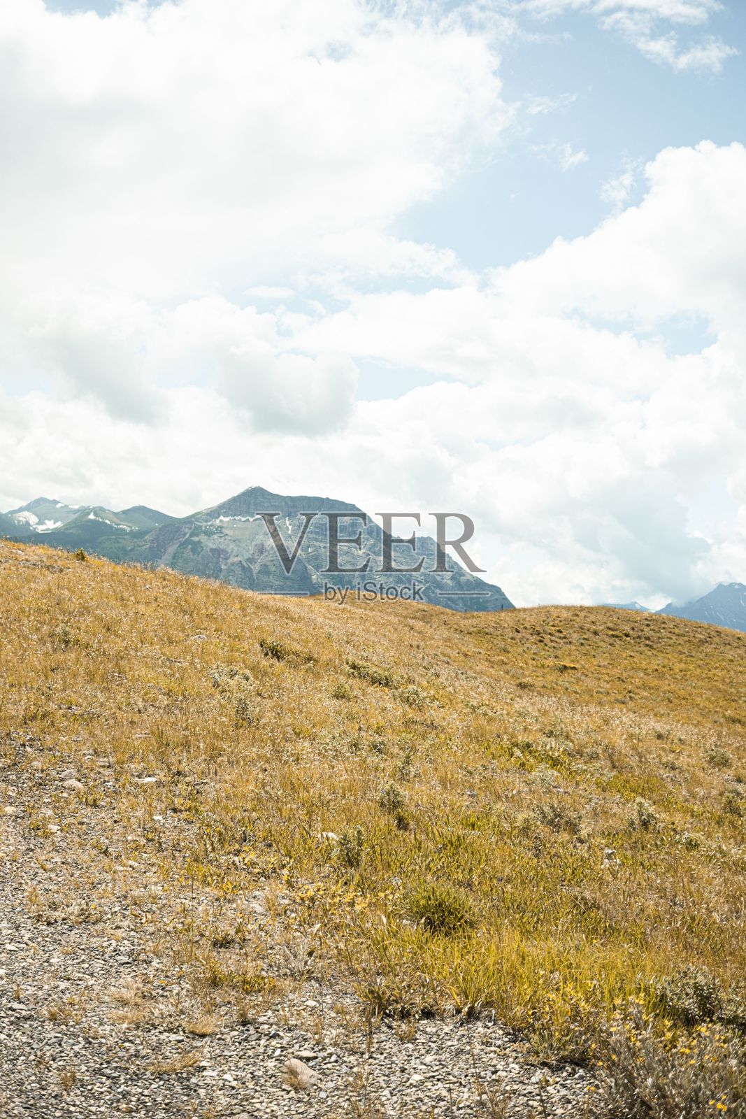 草坡与山脉背景照片摄影图片