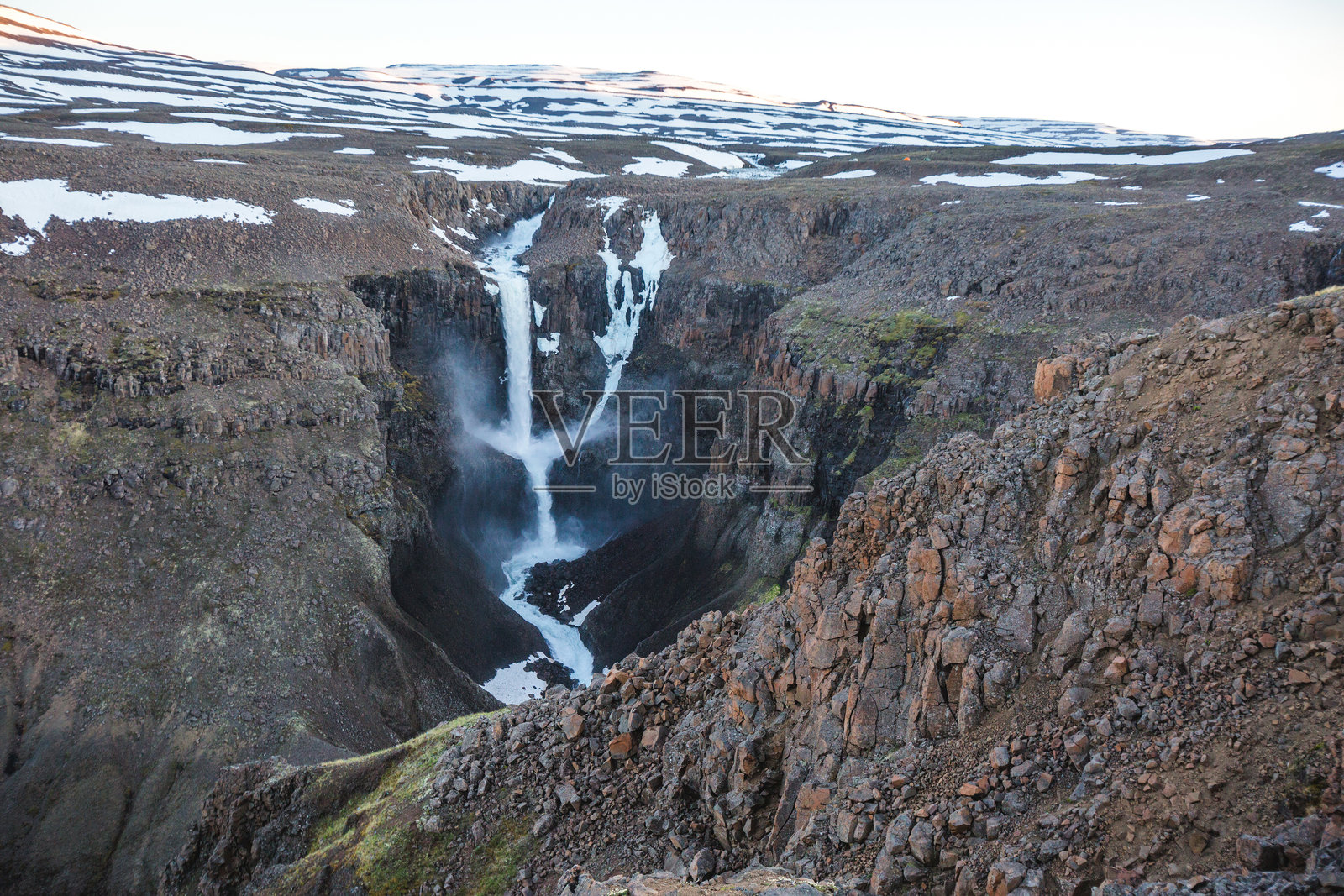普托拉纳高原的希基卡尔河上的瀑布和彩虹。俄罗斯，西伯利亚照片摄影图片