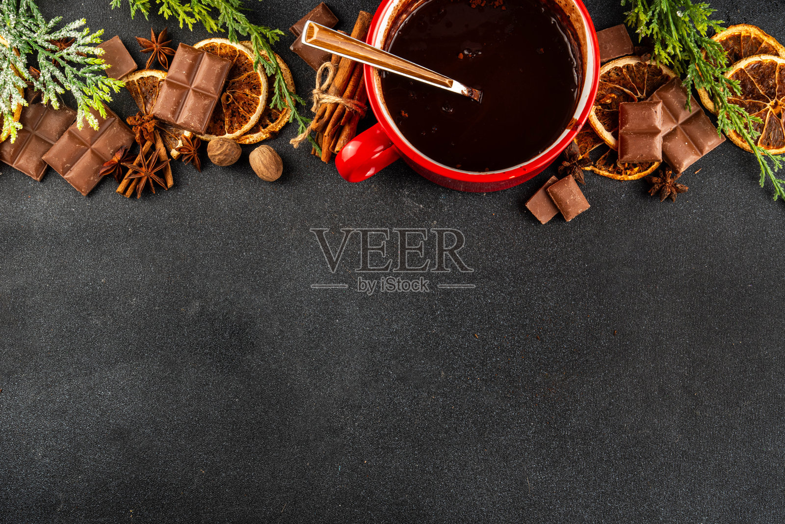 深色甜味热巧克力陶瓷锅与桌上的配料照片摄影图片