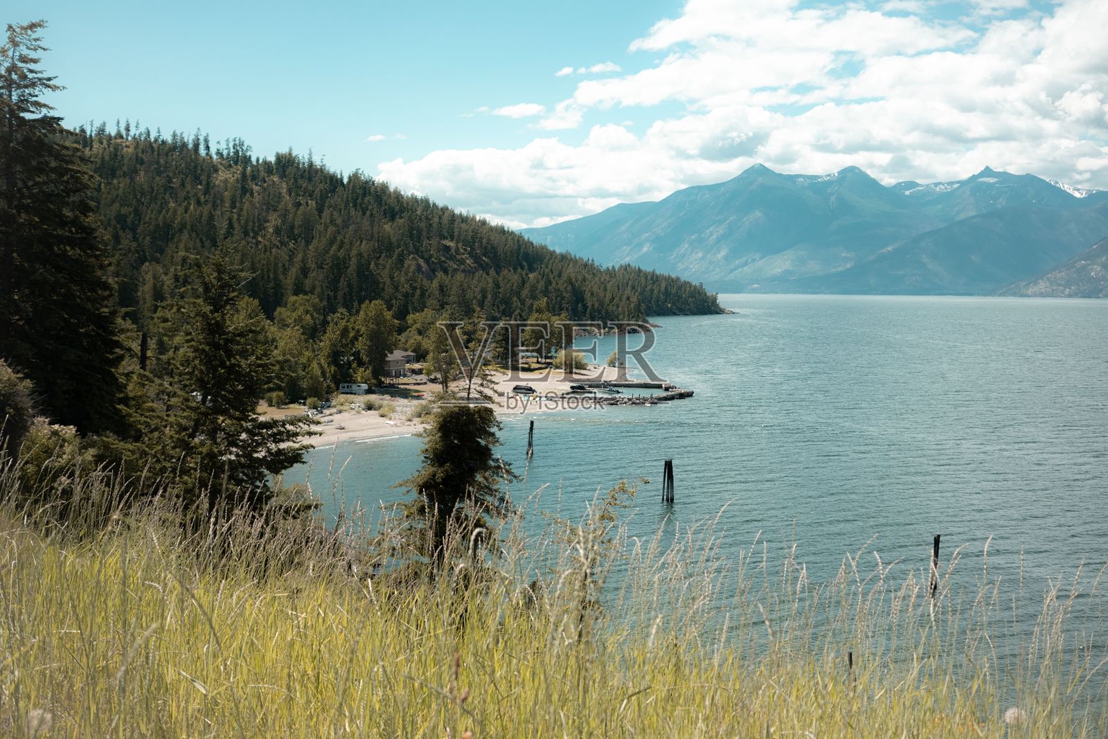 湖边景色，山脉与森林相映成趣。照片摄影图片