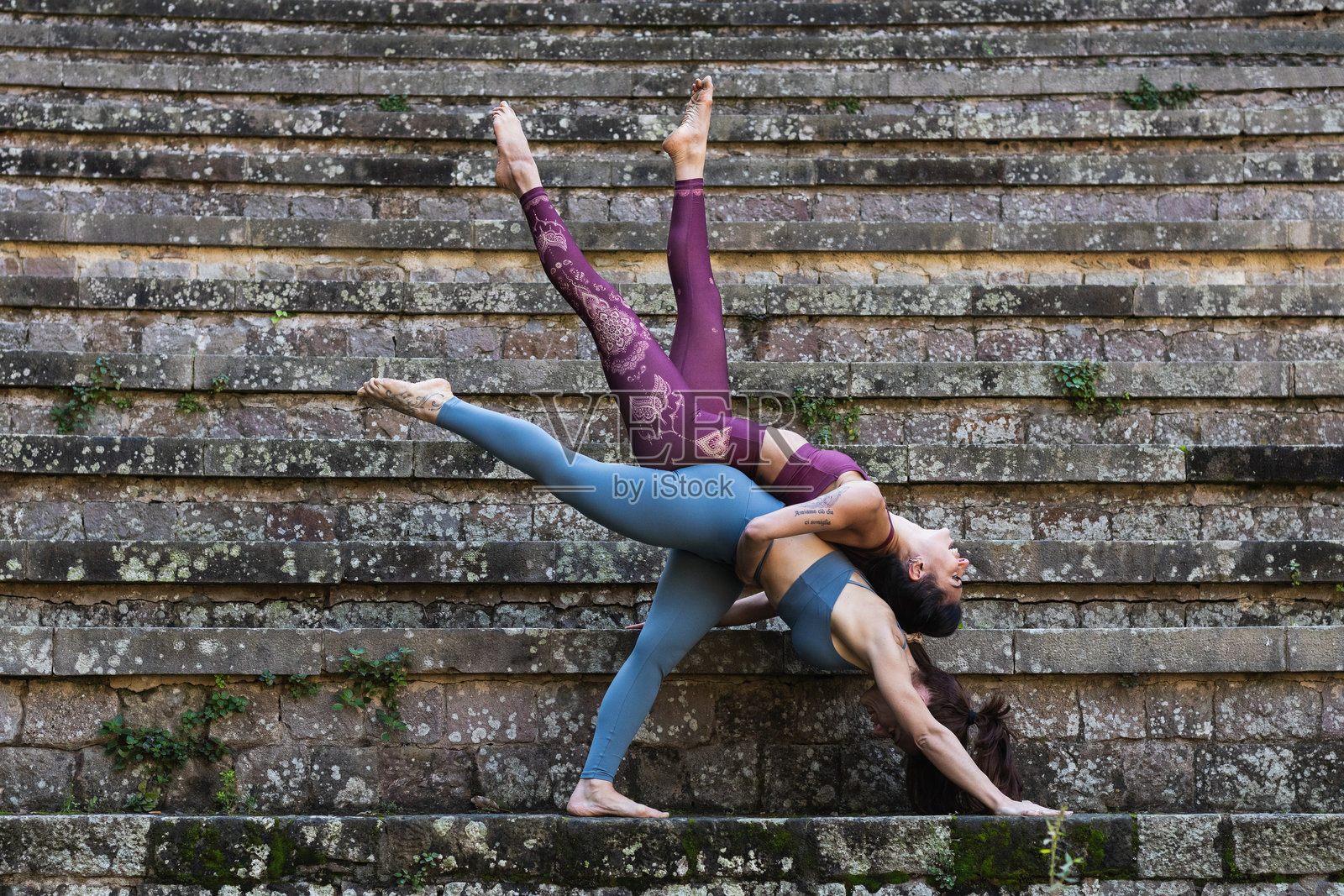 灵活的女性一起练习空中瑜伽照片摄影图片