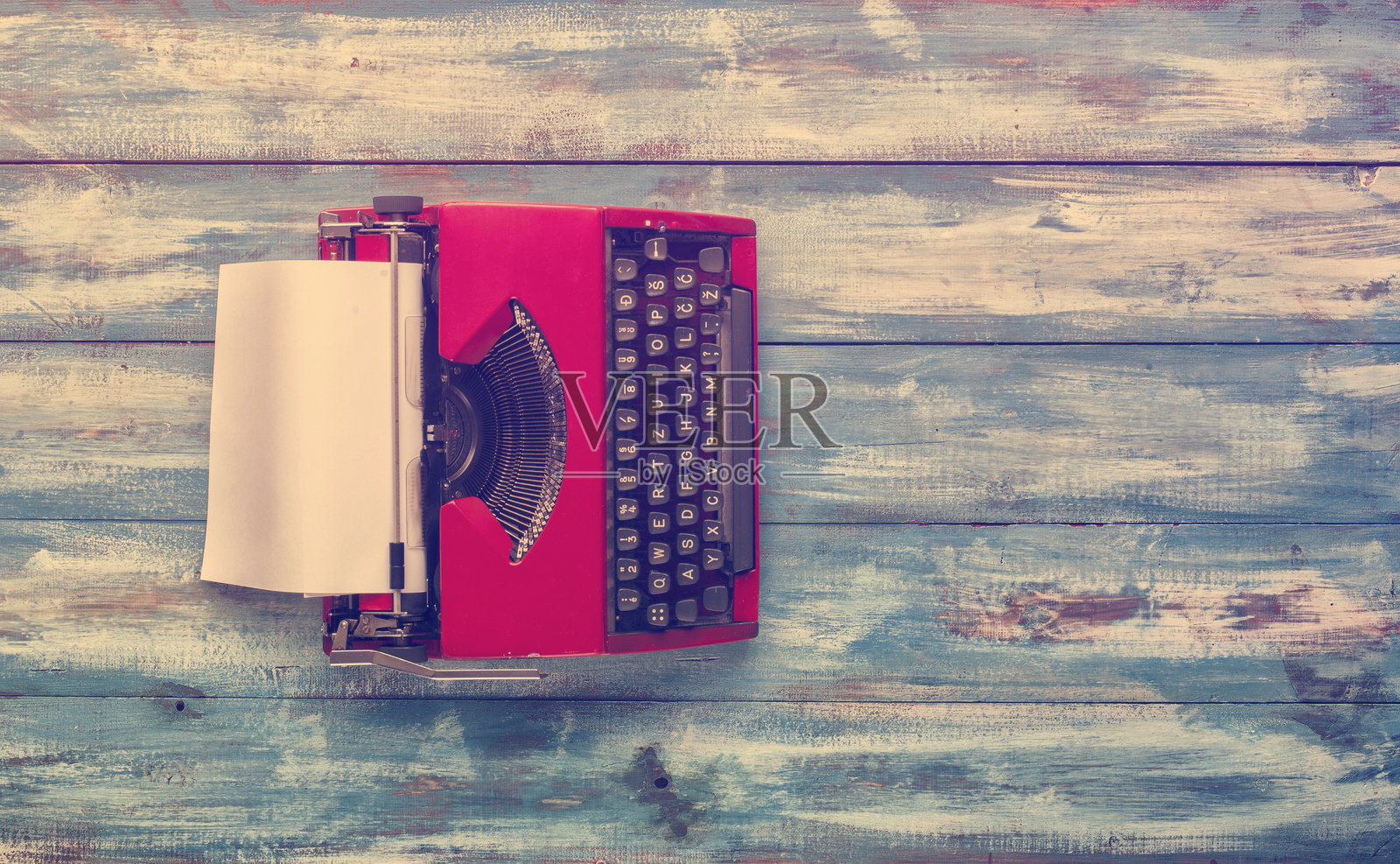 从上方直接拍摄的红色打字机与桌上的空白纸张照片摄影图片