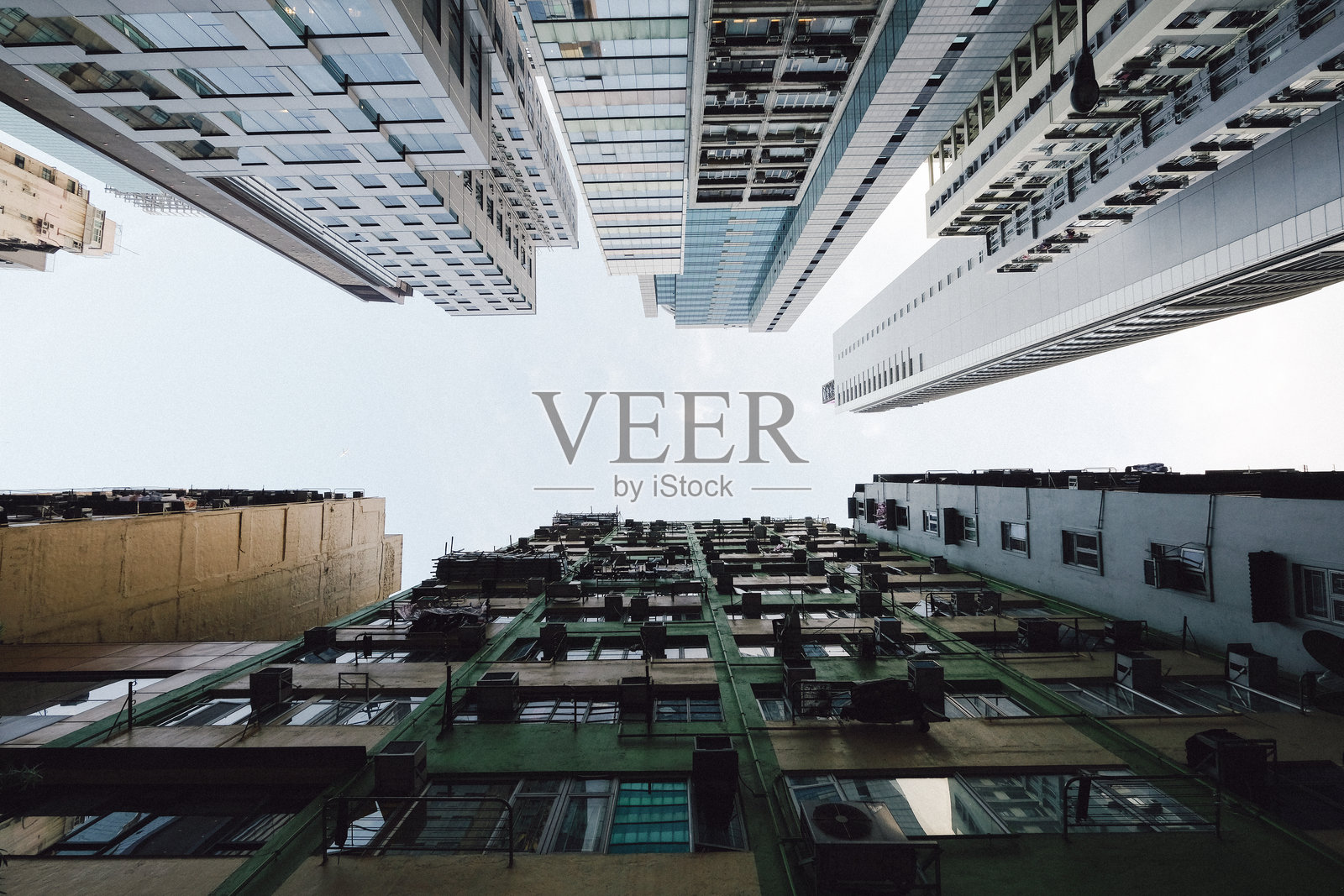 低角度视图的摩天大楼与天空相映成趣照片摄影图片