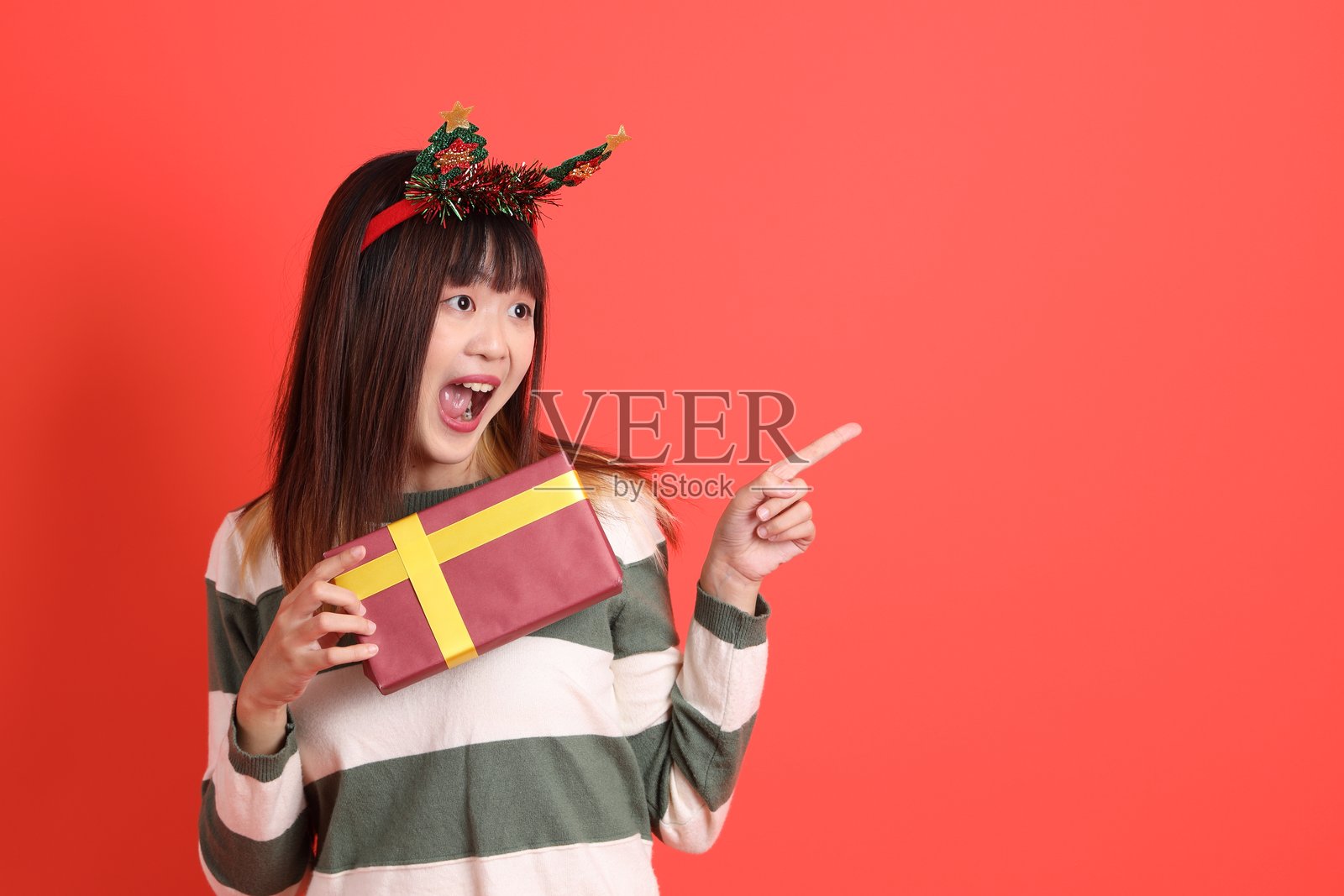 戴着圣诞老人帽的女人照片摄影图片