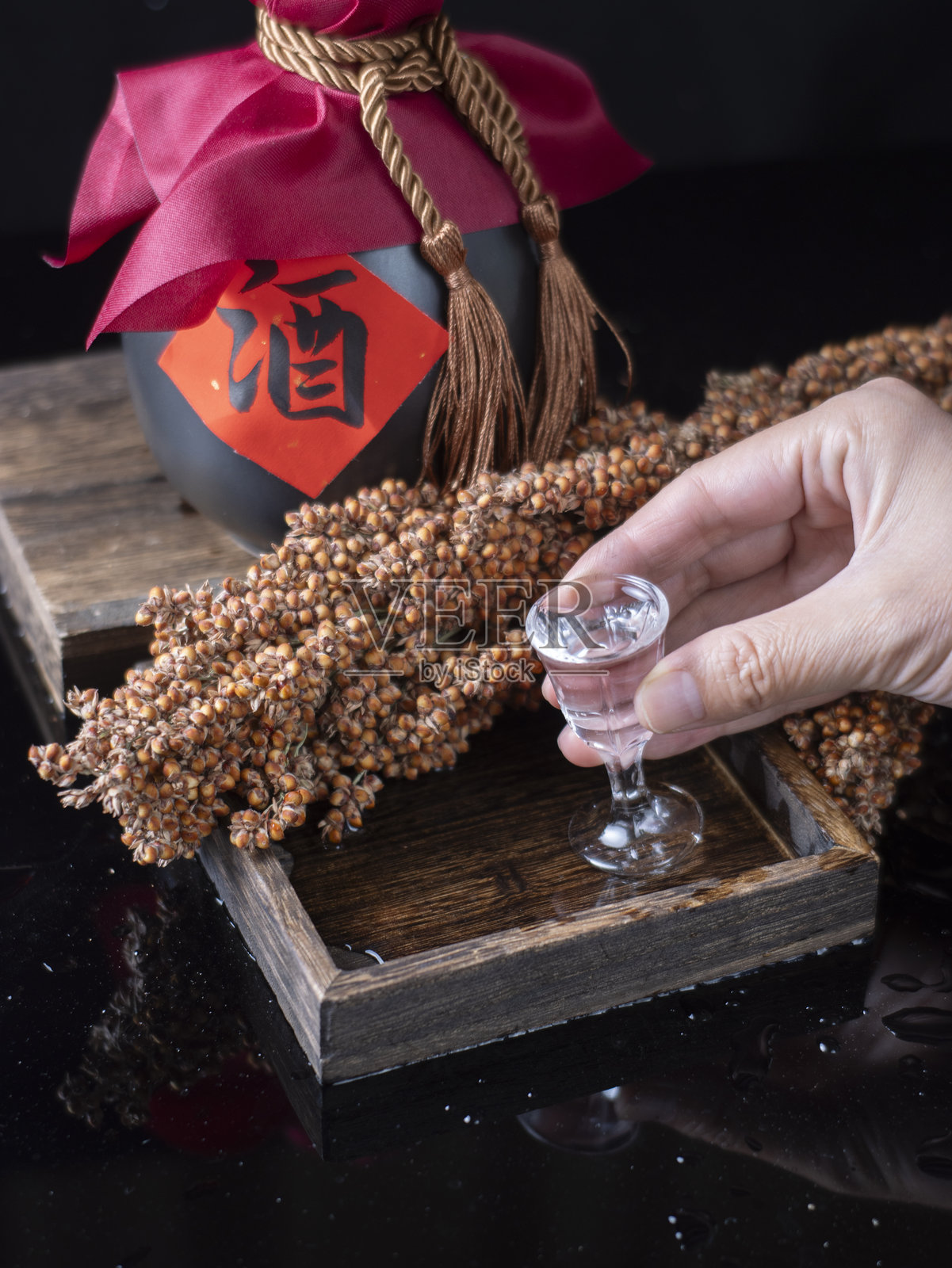 白酒倒入粮酒照片摄影图片