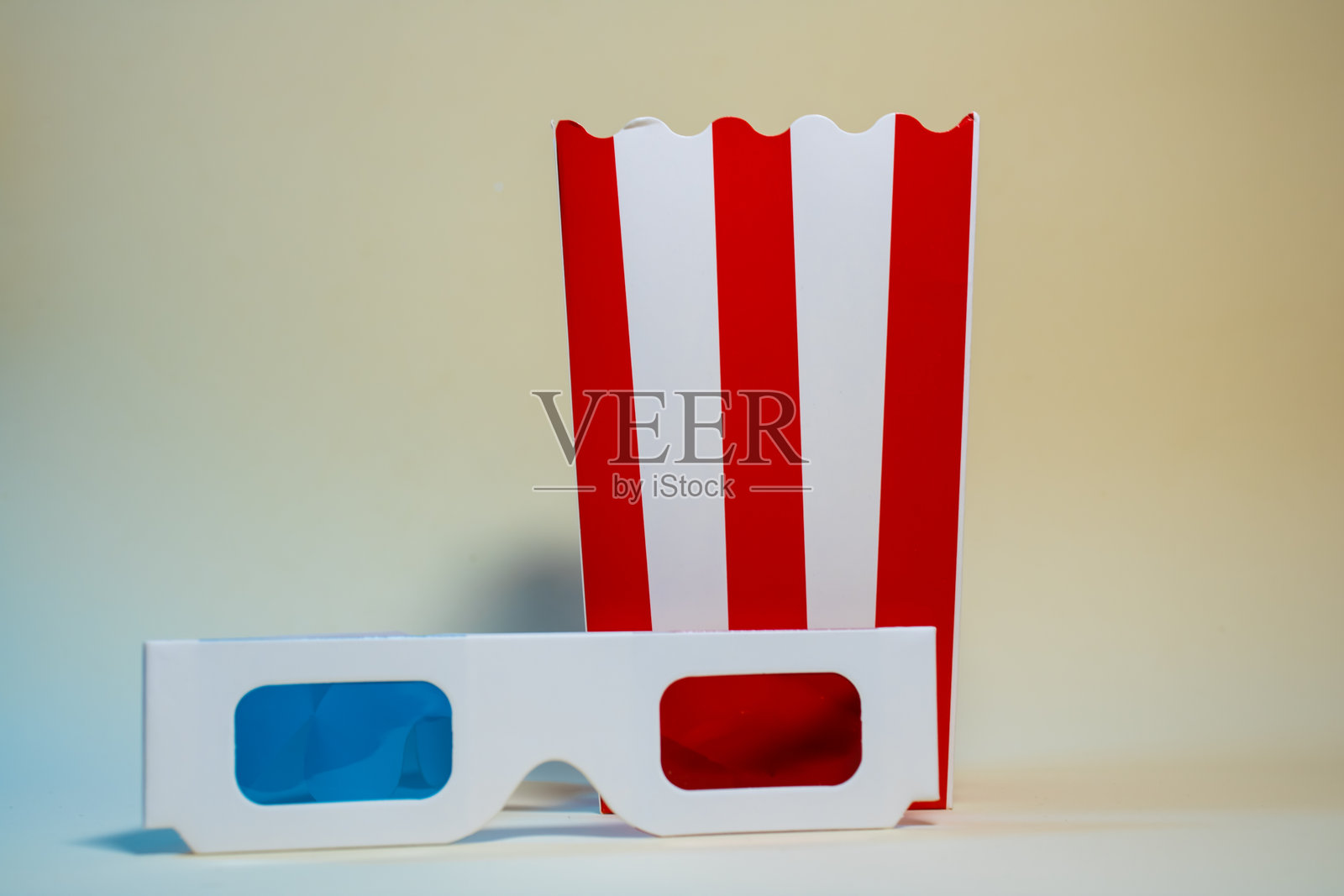 纸板爆米花桶旁边放着3D眼镜照片摄影图片