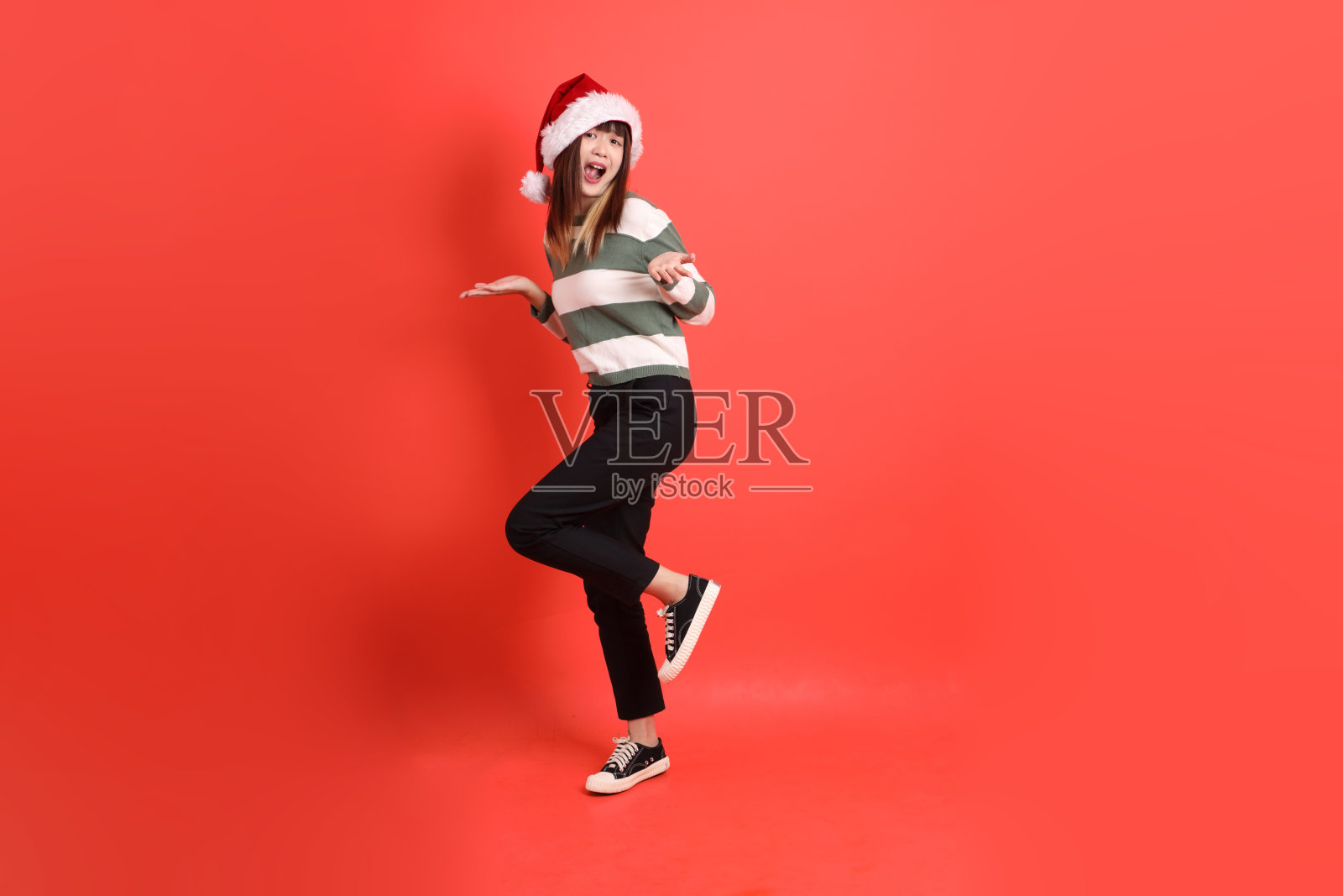 戴着圣诞老人帽的女人照片摄影图片