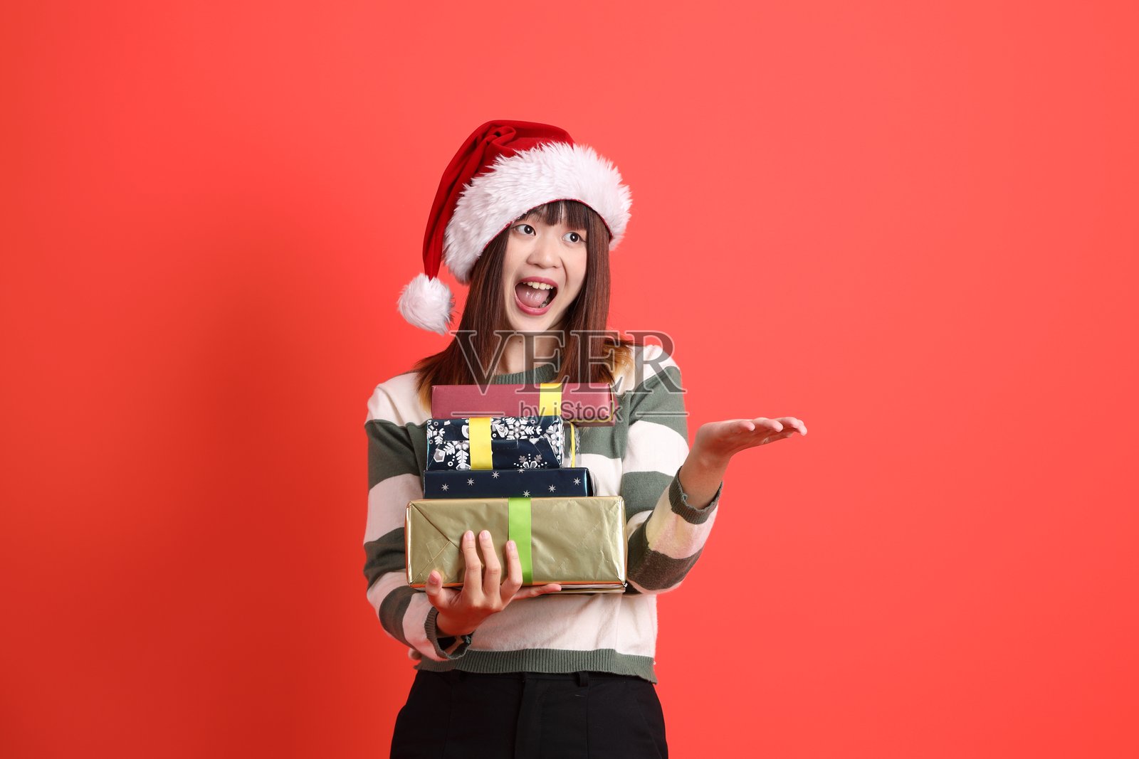 戴着圣诞老人帽的女人照片摄影图片