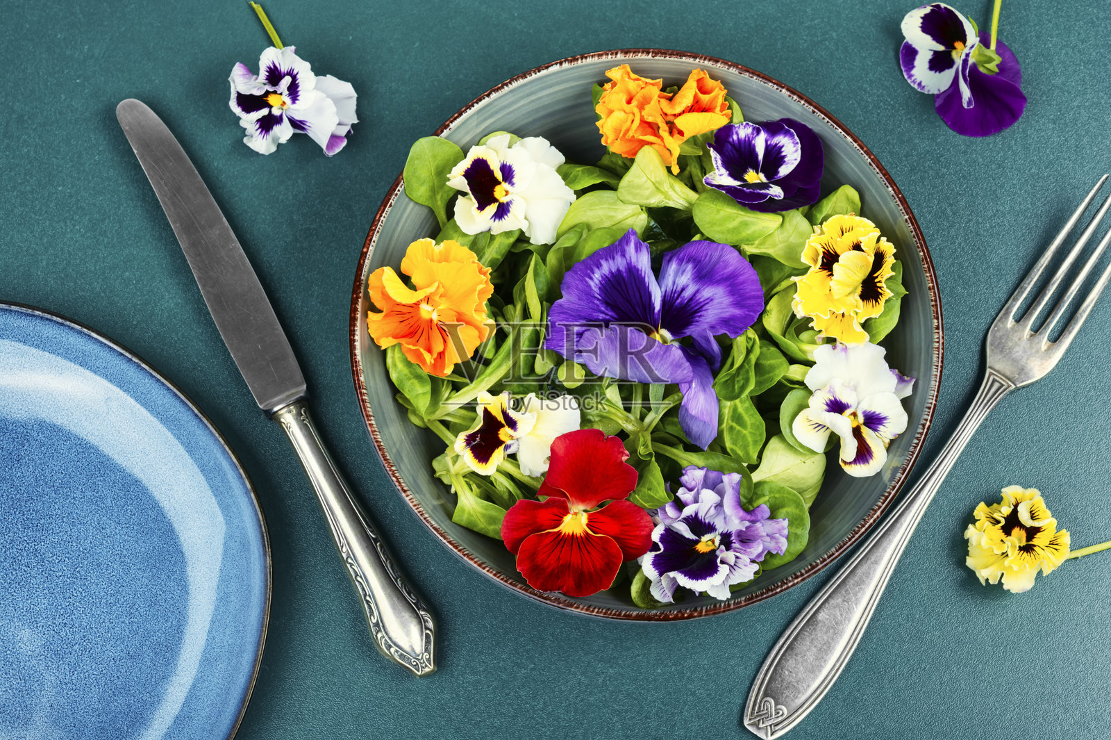 五彩缤纷的花卉维生素沙拉。照片摄影图片