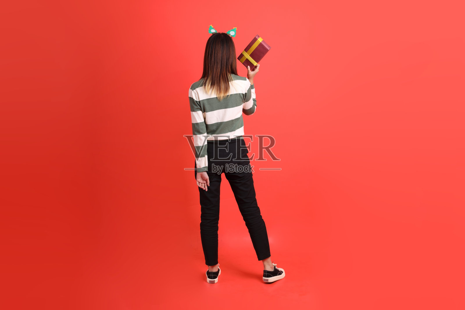 戴着圣诞老人帽的女人照片摄影图片