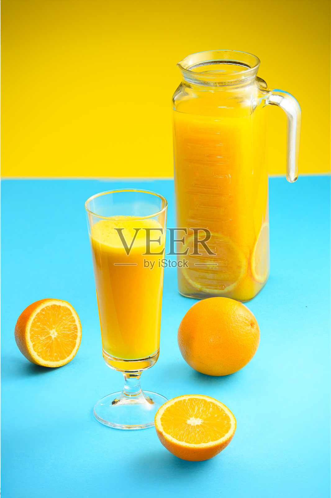 清新的柑橘乐趣：新鲜橙汁和切片橙子照片摄影图片