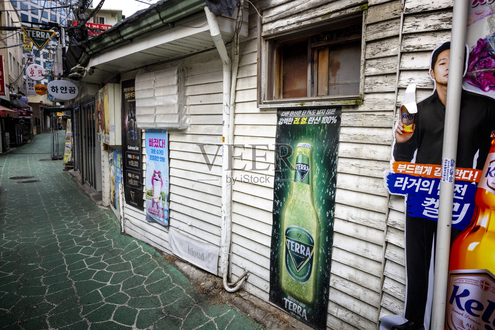 首尔狭窄的小巷，两旁布满饮料广告照片摄影图片