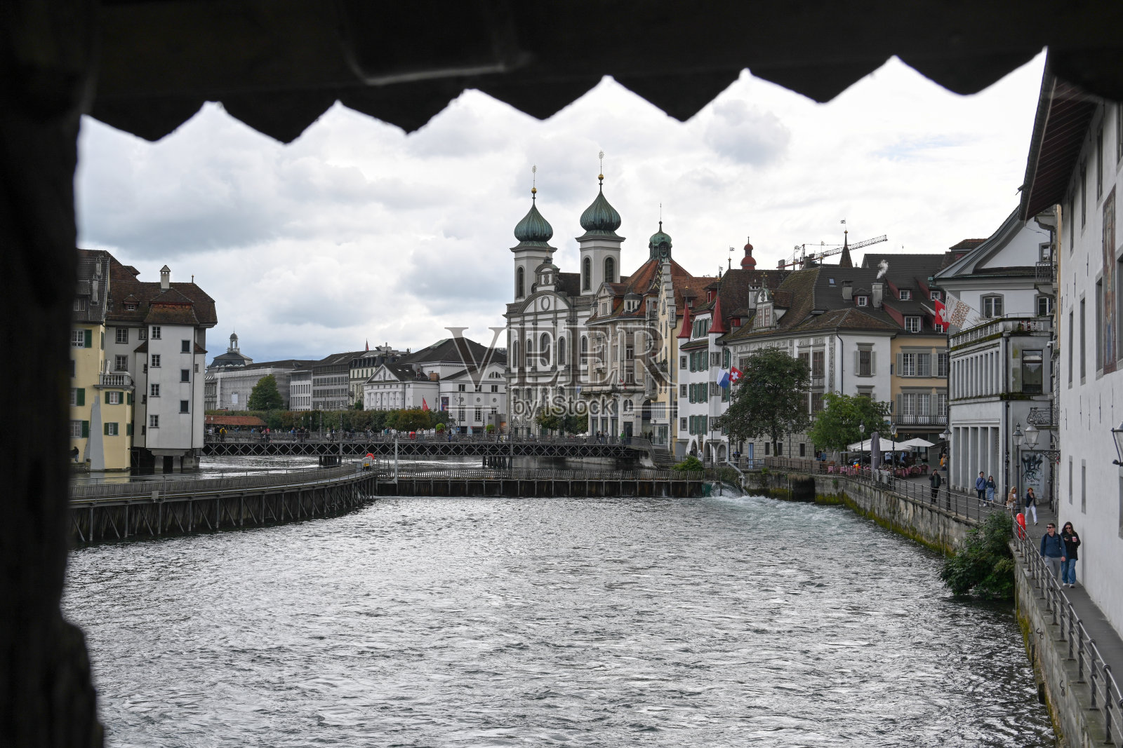 卢塞恩老城里，位于瑞士卢塞恩的瑞士耶稣会圣方济各教堂，坐落在瑞乌斯河左岸。照片摄影图片