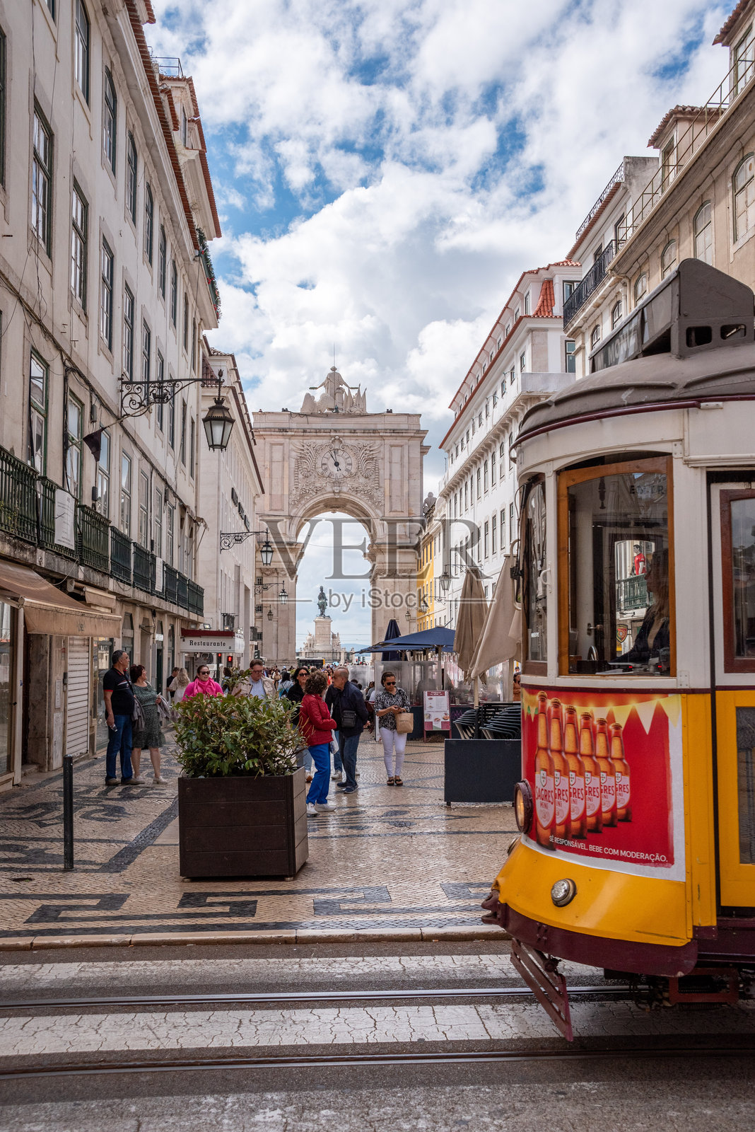 里斯本市中心奥古斯塔街生动的街头生活照片摄影图片