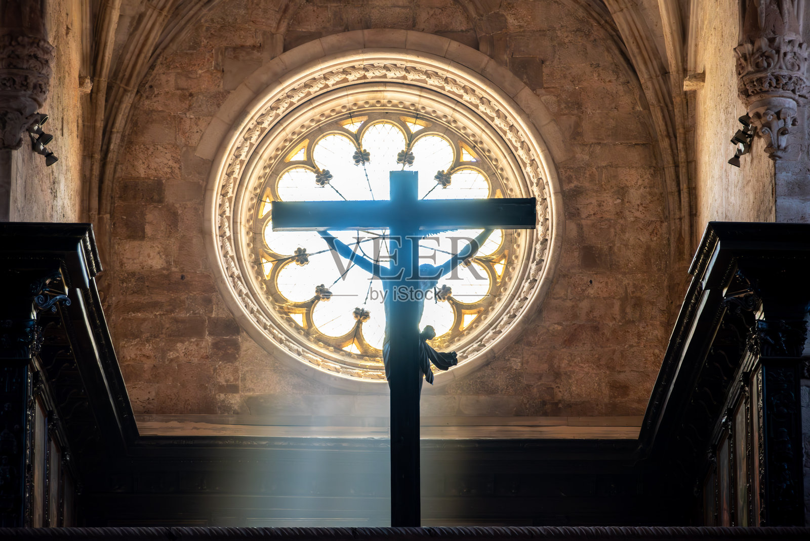 葡萄牙里斯本贝伦圣玛丽亚教堂内被钉十字架的耶稣雕塑特写照片摄影图片