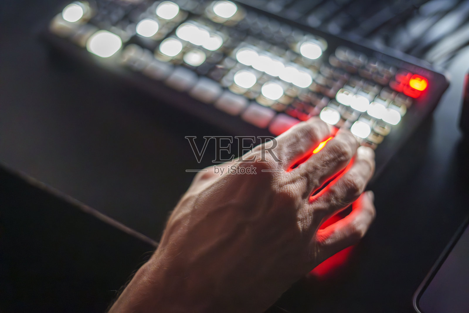 电视导演在直播制作中操作控制面板照片摄影图片