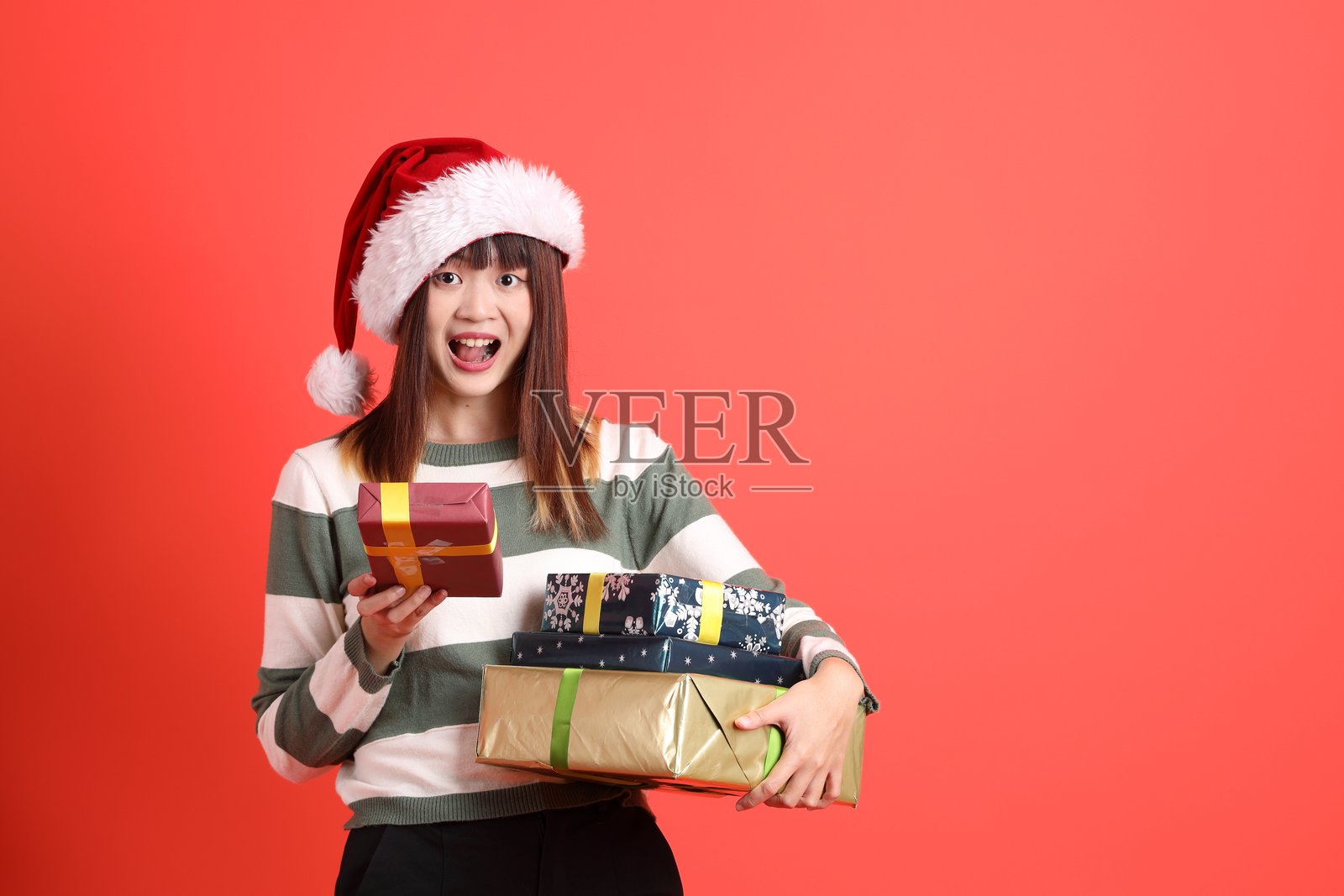 戴着圣诞老人帽的女人照片摄影图片