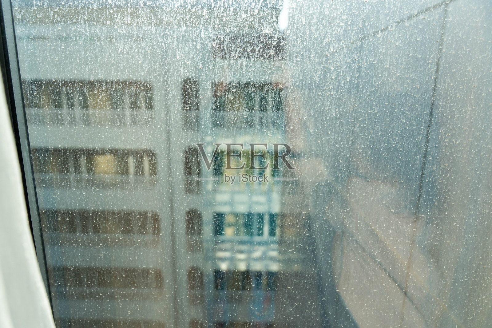 一个满是污垢和污渍的酒店窗户照片摄影图片