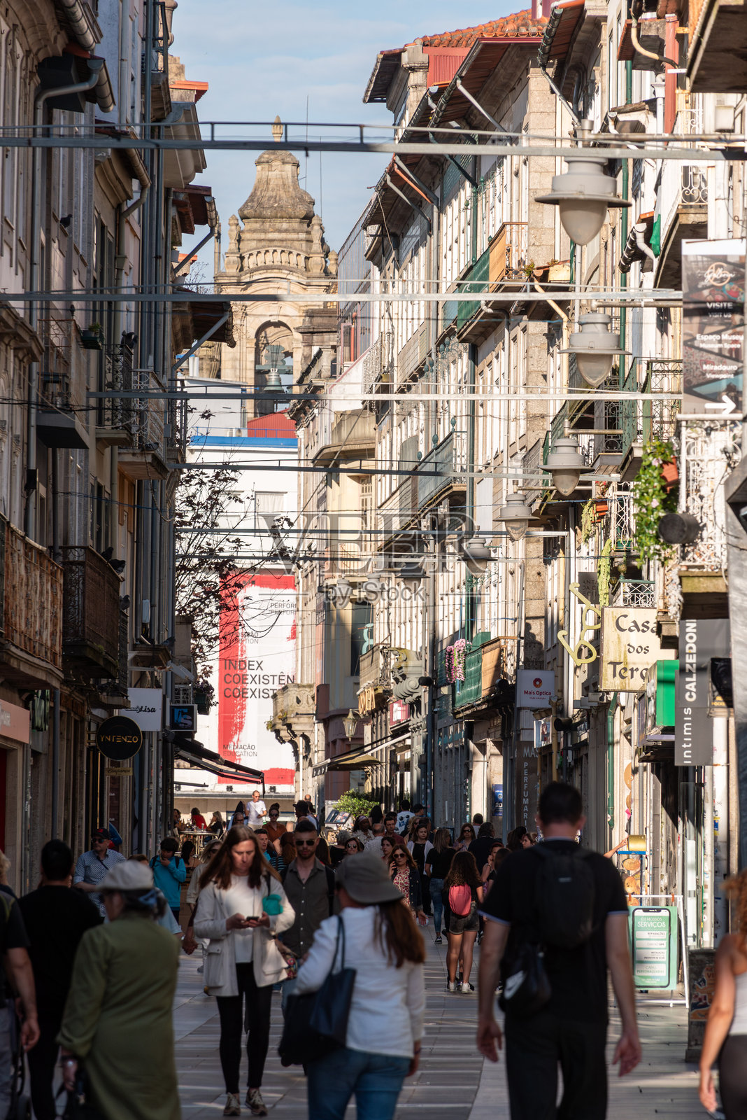 布拉加老城展示繁忙的迪奥戈·德·索萨大街照片摄影图片