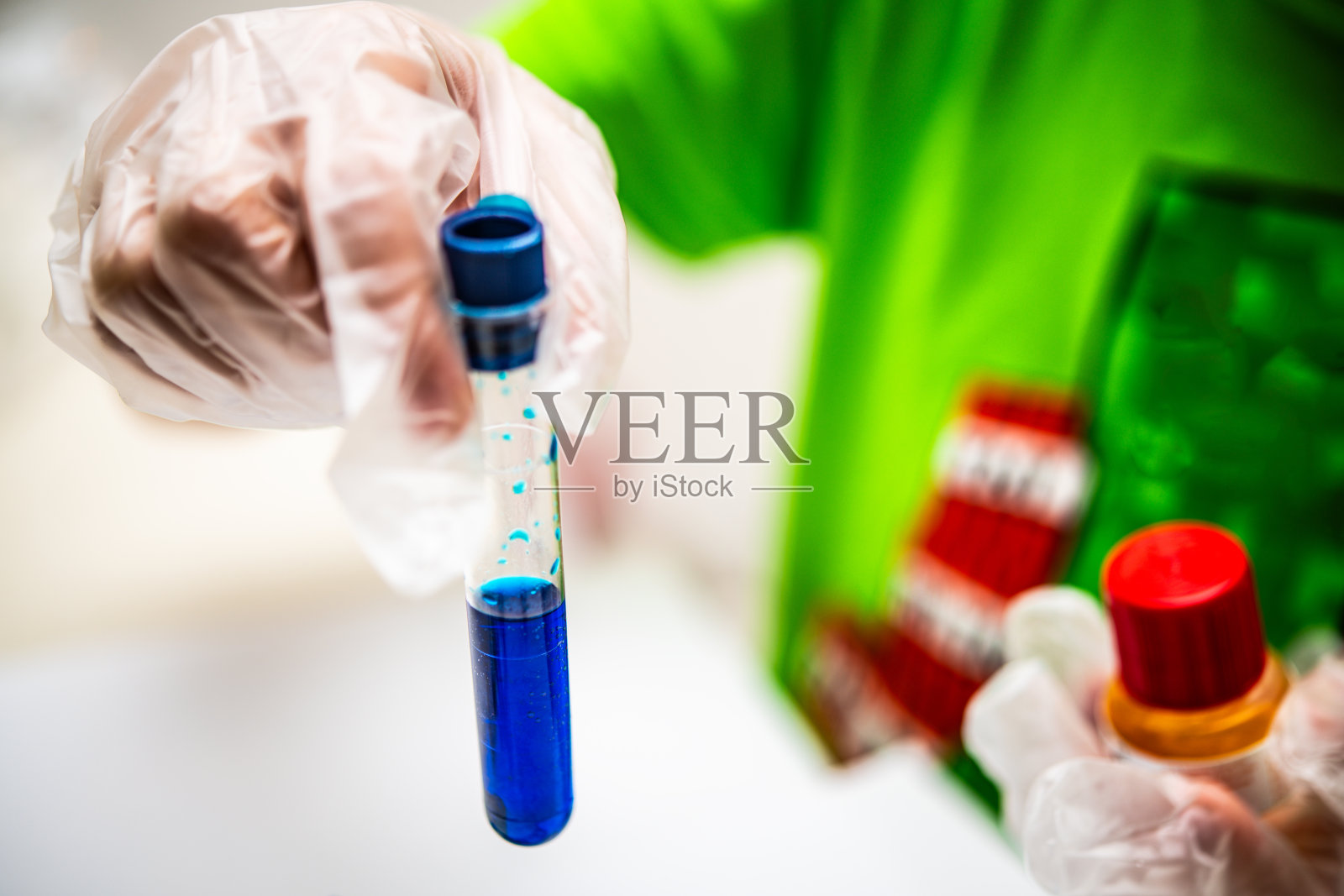 孩子们参与有趣的科学实验，使用色彩缤纷的化学试管进行教育游戏和学习照片摄影图片