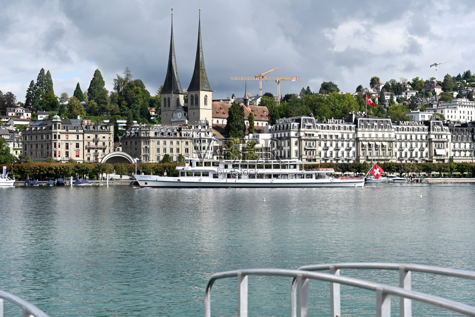 摩托船“瓦尔德施泰特”驶入瑞士卢塞恩湖的卢塞恩港口。照片摄影图片