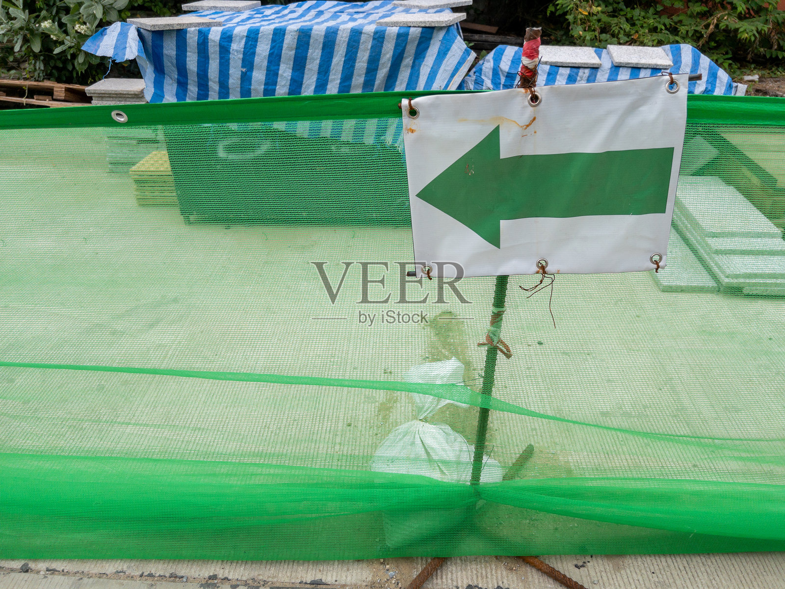 方向的临时箭头符号。照片摄影图片