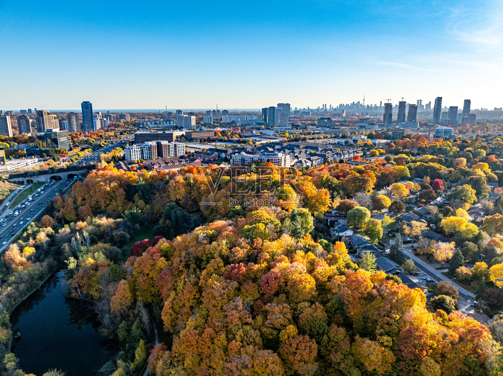 多伦多，加拿大，秋季的东唐河小径、唐河和罗斯代尔的航拍景观照片摄影图片