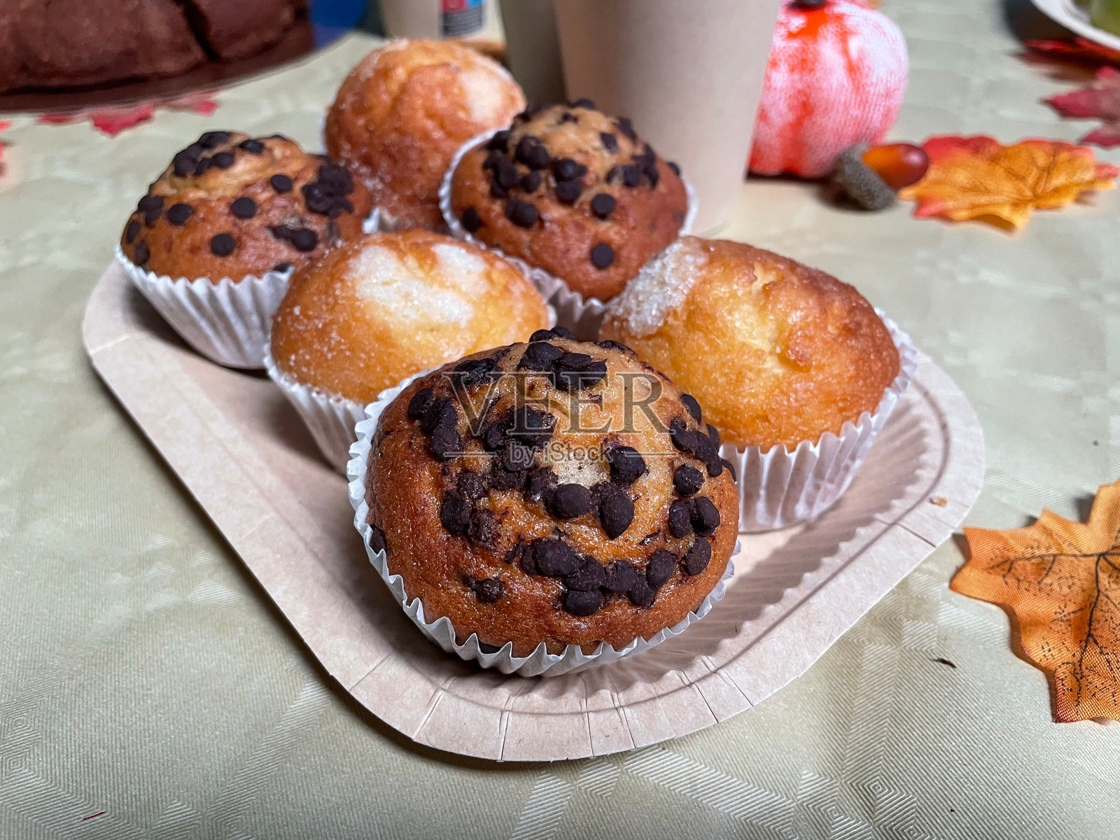 节日秋季桌上的各种松饼照片摄影图片