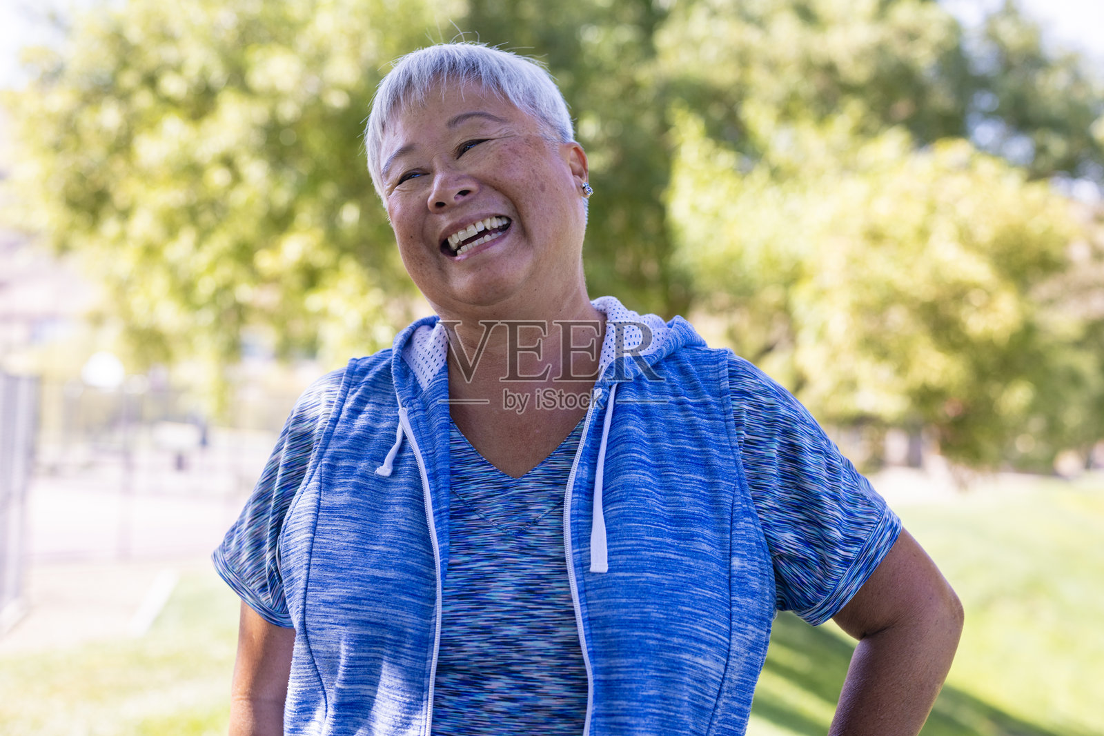 快乐的老年女性照片摄影图片