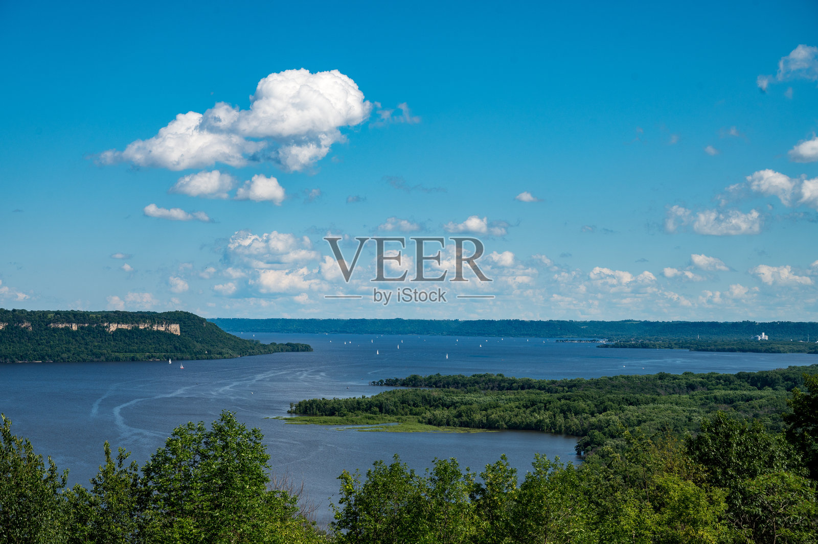 夏季密西西比河佩平湖上的帆船景观照片摄影图片