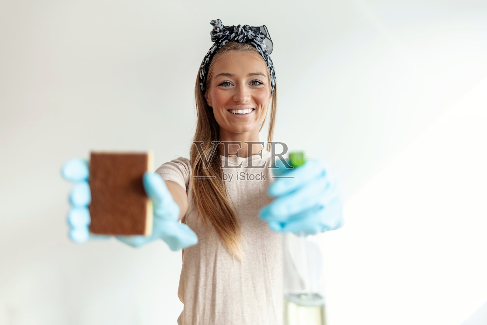 清洁、喷雾和女性用海绵进行消毒、卫生和家务。家务、保洁服务以及使用消毒产品、液体和洗涤剂的女性，用于清除污垢、灰尘和洗涤。照片摄影图片