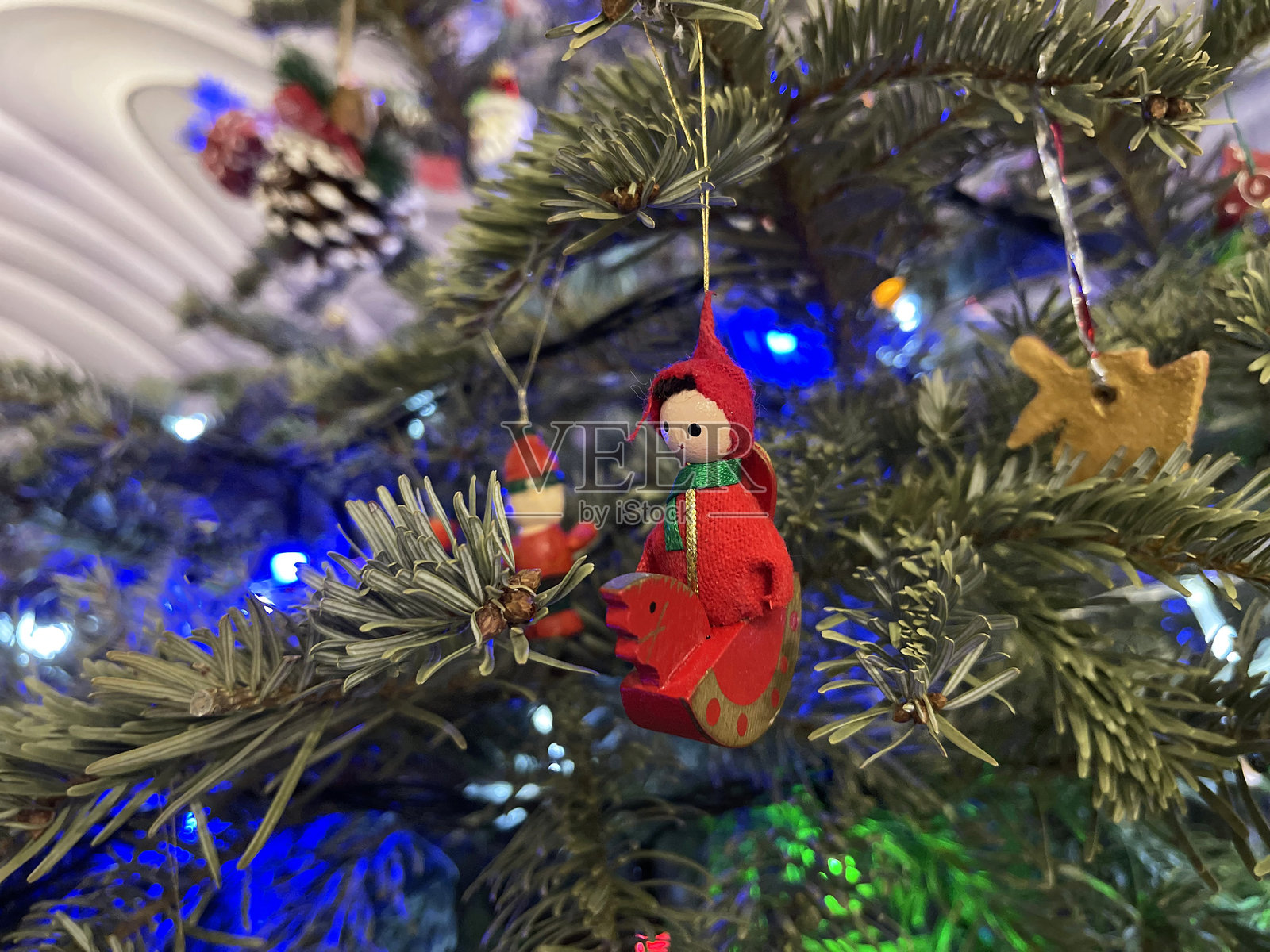 装饰着玩具和灯光的圣诞树照片摄影图片