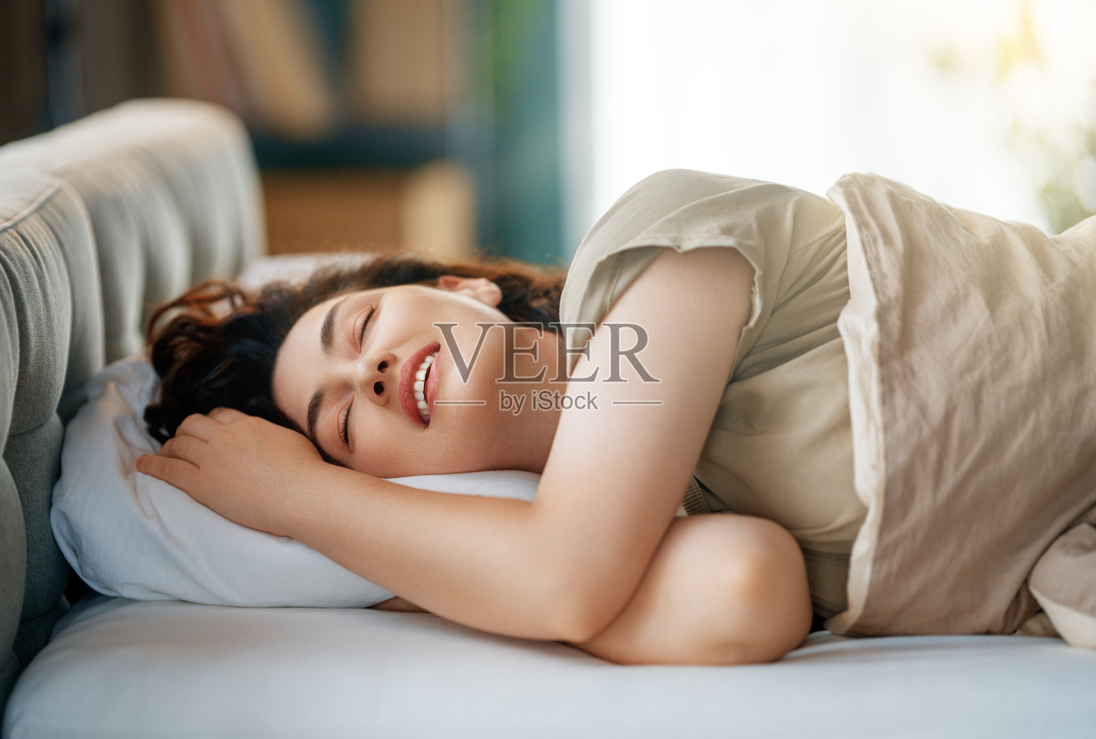 女人在卧室里睡觉照片摄影图片