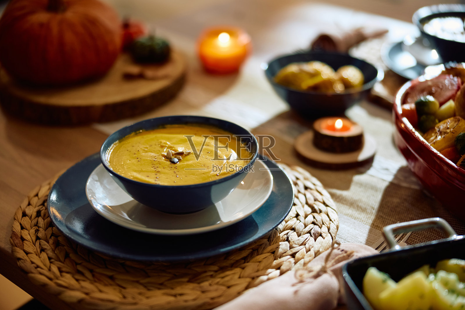 餐桌上的奶油南瓜汤。照片摄影图片