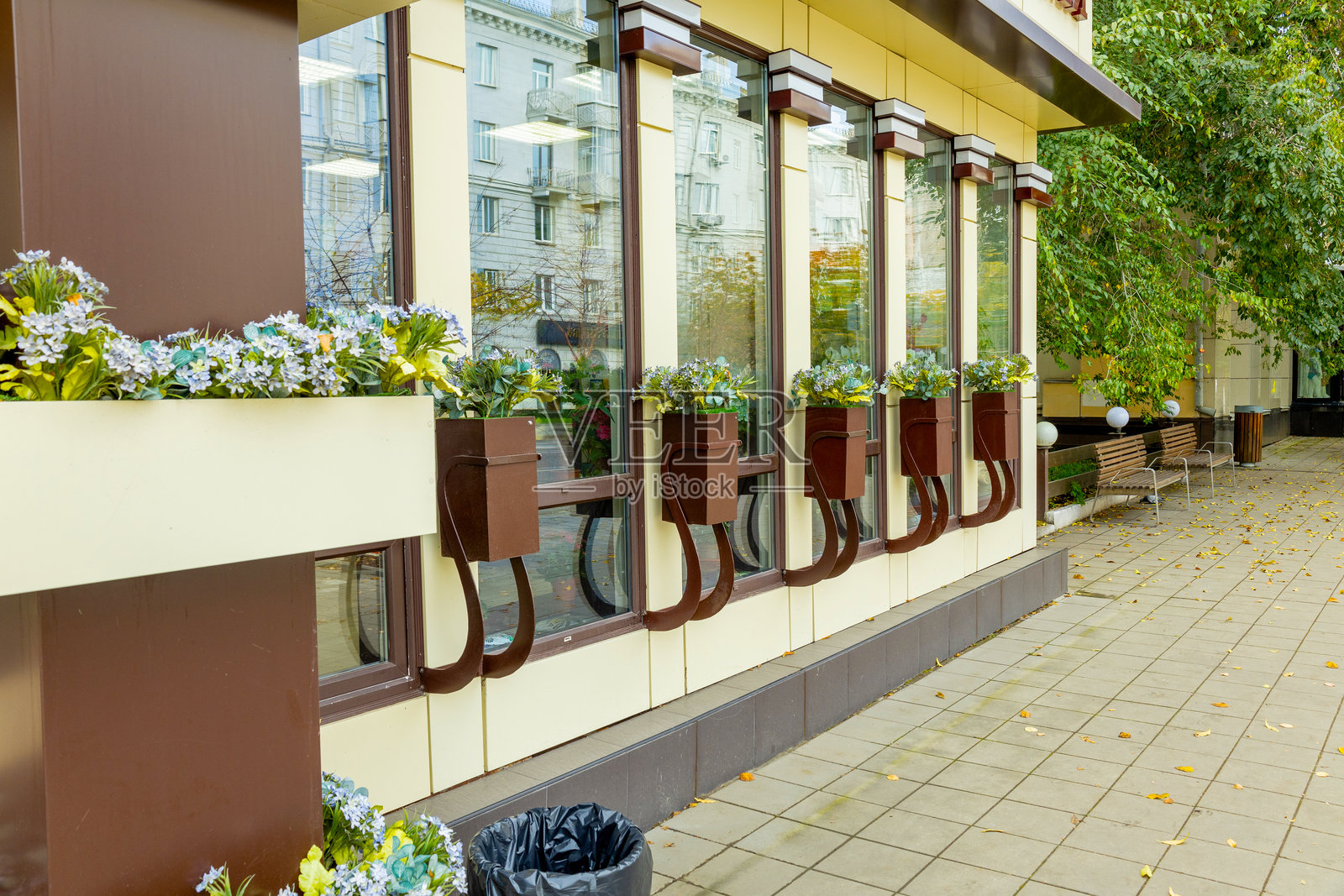 迷人的咖啡馆外观，秋季花箱装点，营造出温馨的城市氛围照片摄影图片