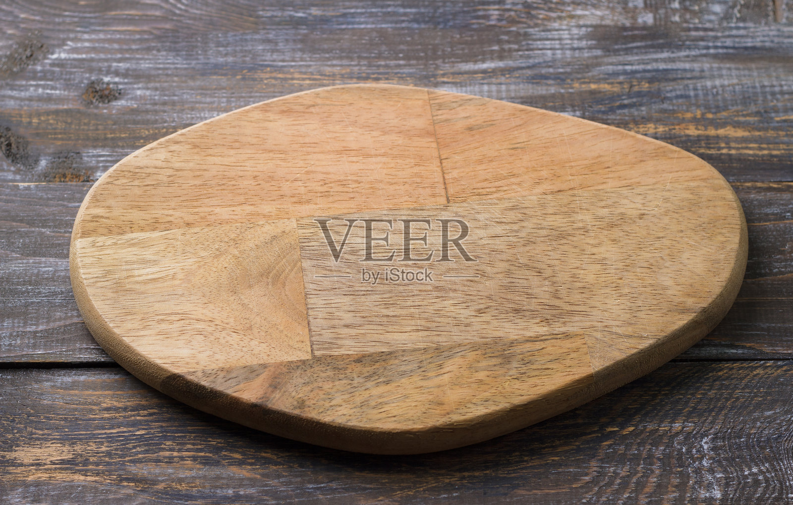 空的木质切菜板放在木质背景上，适合创意设计的样板照片摄影图片