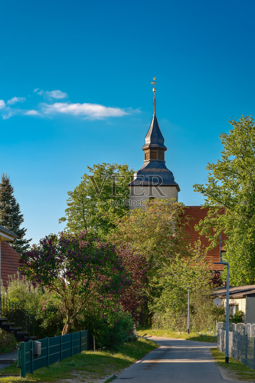 位于乌瑟东的本茨“圣彼得”教堂，南侧视角照片摄影图片