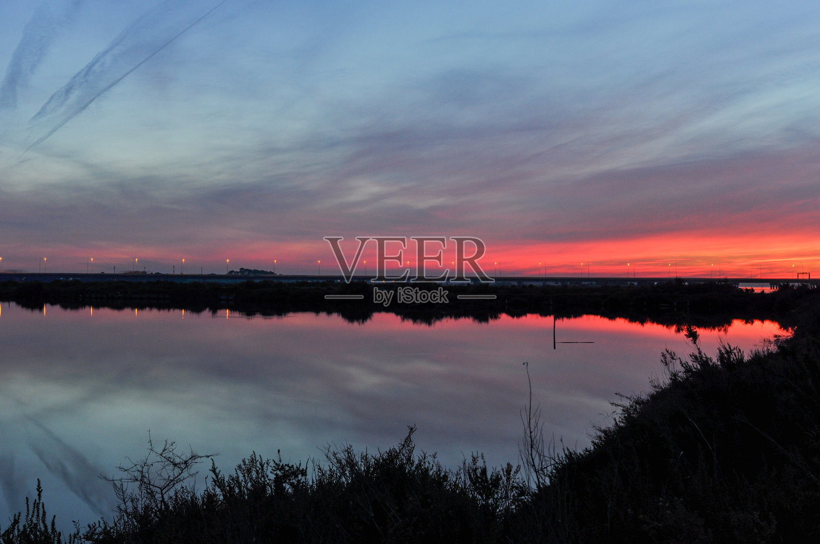 葡萄牙河上的日落倒影照片摄影图片