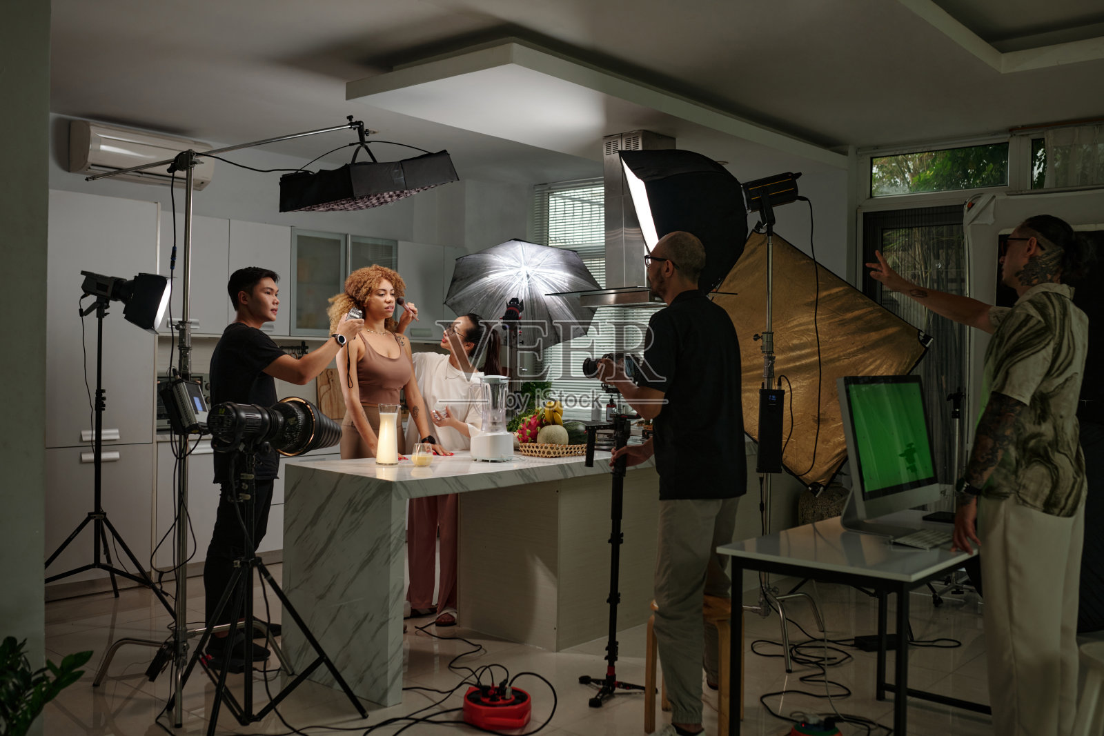 摄影师在工作室拍摄模特照片摄影图片