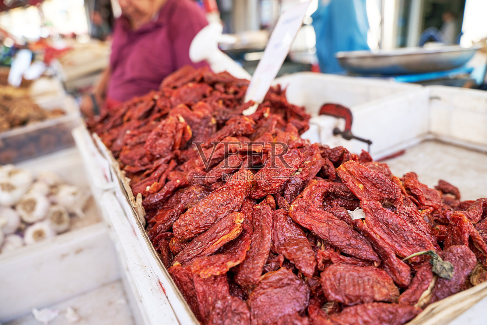 新鲜干燥的番茄在篮子里照片摄影图片