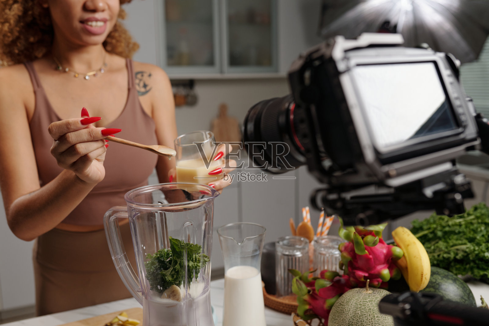 摄影师在工作室拍摄模特照片摄影图片