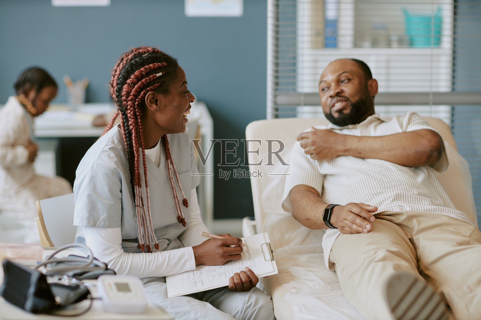 在医疗对话中协助患者照片摄影图片