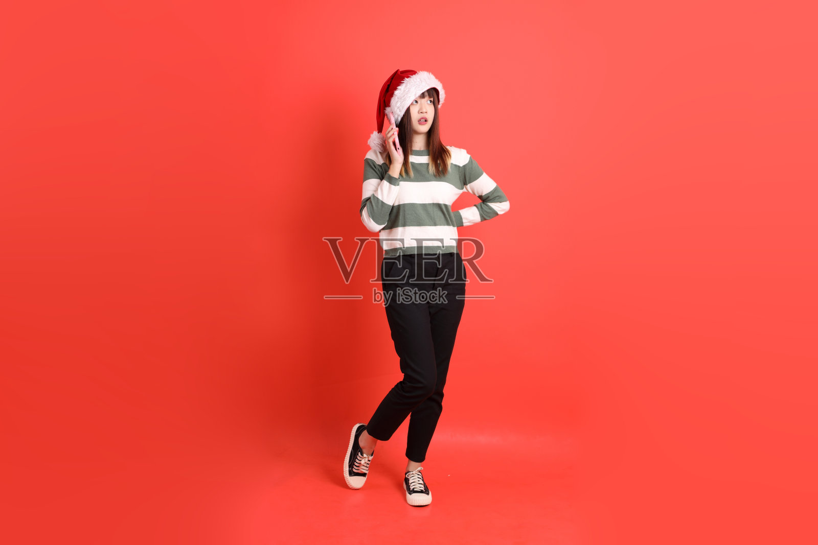 戴着圣诞老人帽的女人照片摄影图片