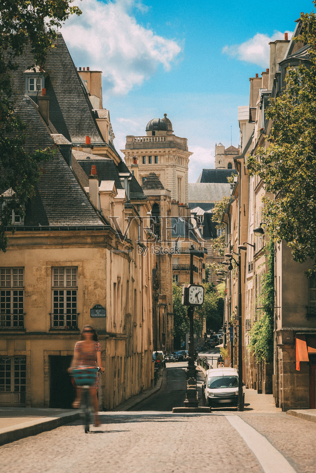 巴黎典型街道上的骑行者照片摄影图片
