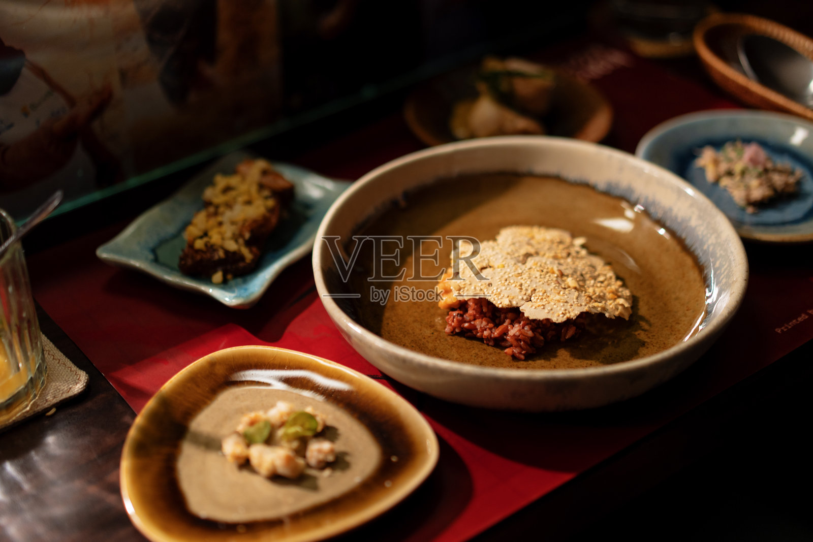 一组优雅的精美盘子，上面装饰有质感的配料，摆放在精致的餐饮环境中。照片摄影图片