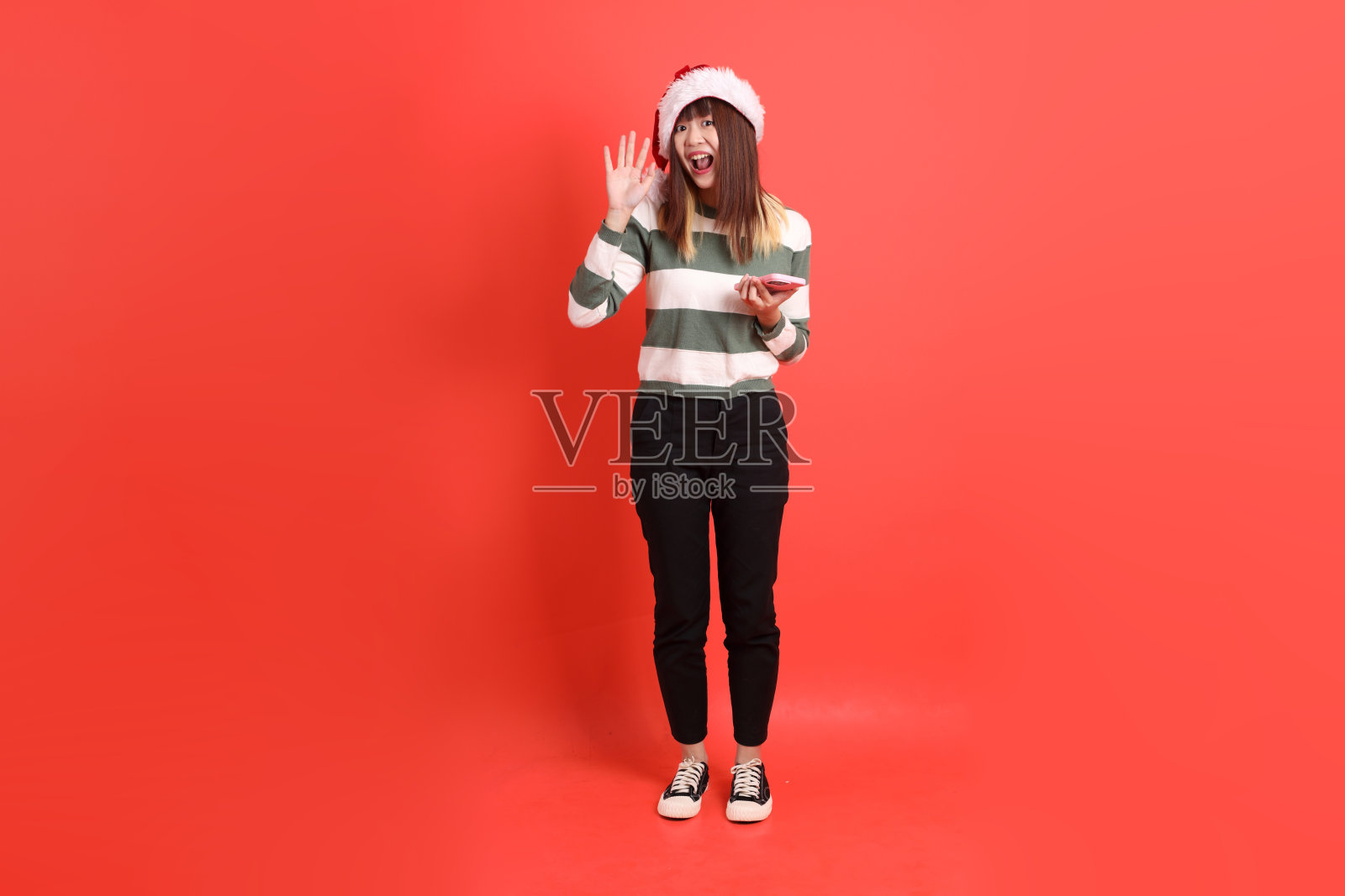 戴着圣诞老人帽的女人照片摄影图片